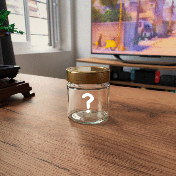 Bougie artisanale mystère dans un pot en verre avec couvercle doré fermé, point d'interrogation sur le verre.