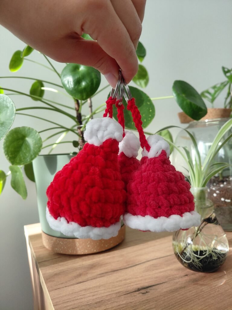 porte-cle-bonnet-noel-au-crochet