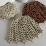 Bonnet au crochet festif doré pailleté avec sequins