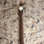 FAUVE – Porte-plante mural en macramé texturé