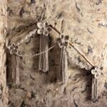 Branche florale en macramé – Décoration murale bohème fait main