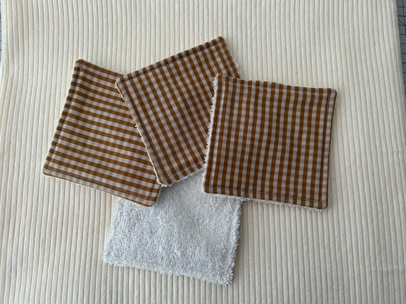 IMG_3738 Lot de 5 cotons réutilisables - Vichy caramel – Image 1