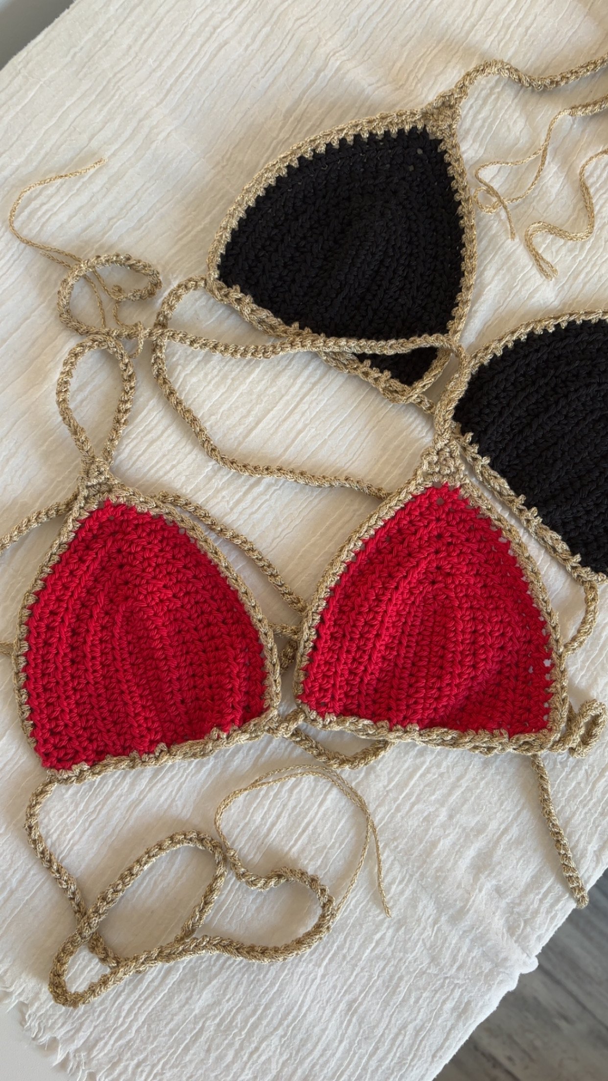 CjYKMlNuYXBjaGF0LzEzLjgzLjAuNDkgKGlQaG9uZTE1LDQ7IGlPUyAyNi4zLjE7IGd6aXApIAI= Haut de bikini en crochet 100% coton noir ou rouge – Image 1