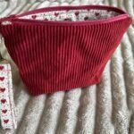 Pochette en velours côtelé avec porte-clés assorti Rouge et cœurs