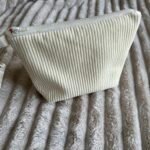 Pochette en velours côtelé avec porte-clés assorti - Blanc et cerises