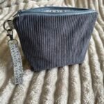 Pochette en velours côtelé avec porte-clés assorti - Gris