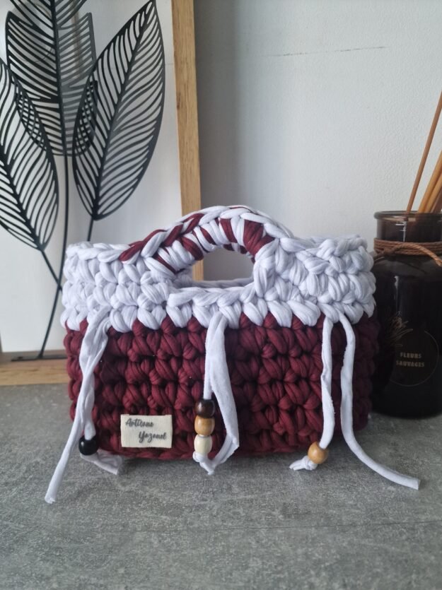cropped-20260521_183555-scaled-1.jpg Sac crochet avec perle bordeaux – Image 1